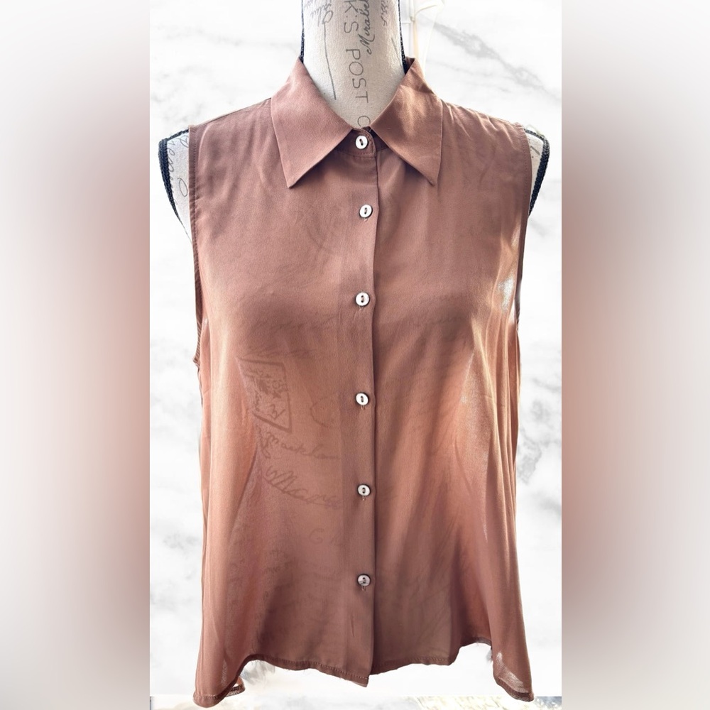 Semi-Sheer Sleeveless High-Low Blouse
Toffee Brown
Large
Like New